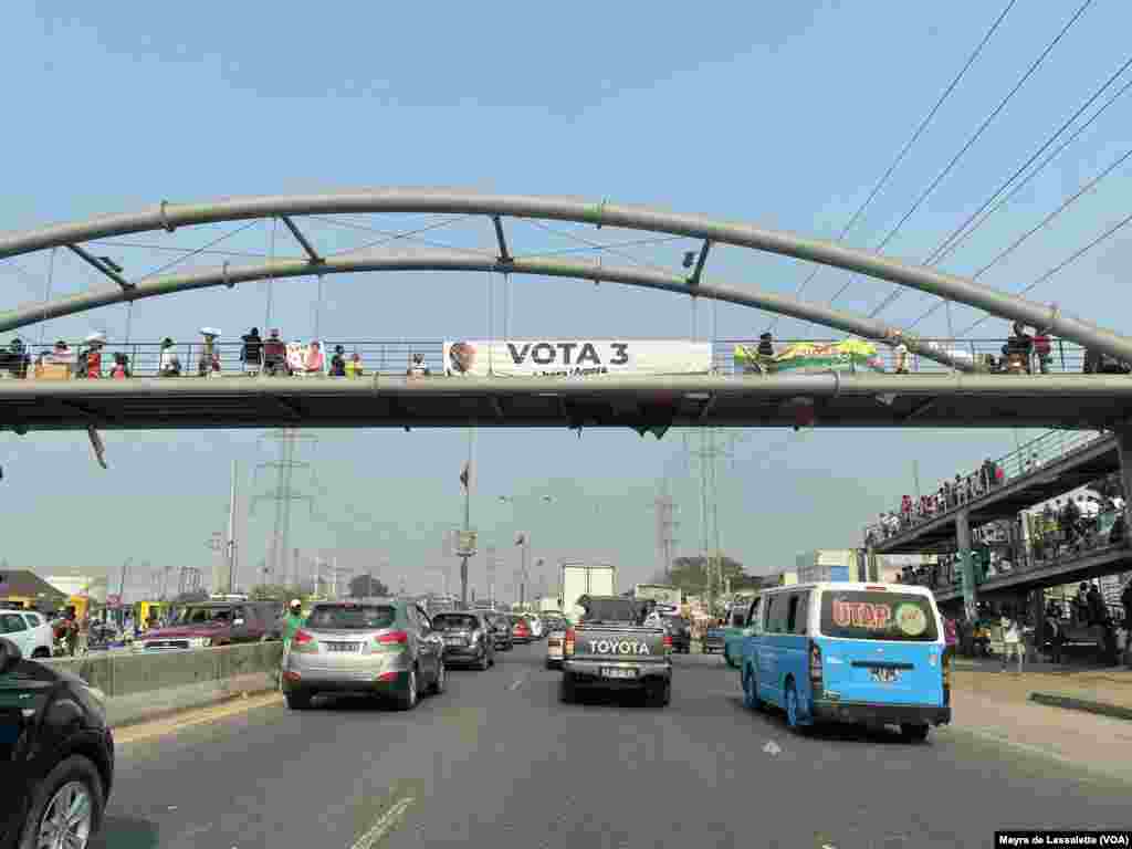 Daraja la juu likipeperusha maandishi ya kampeni ya UNITA ikiwa na jina la rais wake Adalberto Costa Júnior. Luanda, Angola, August 16, 2022.