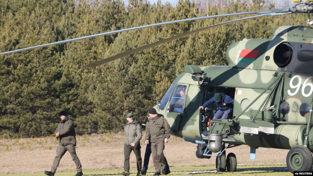 Manm delegasyon Ikrenyen an debake nan yon elikopte pou yal rankontre reprezantan La Risi nan rejyon Gomel la nan Belarisi, 28 Fevriye 2022. 