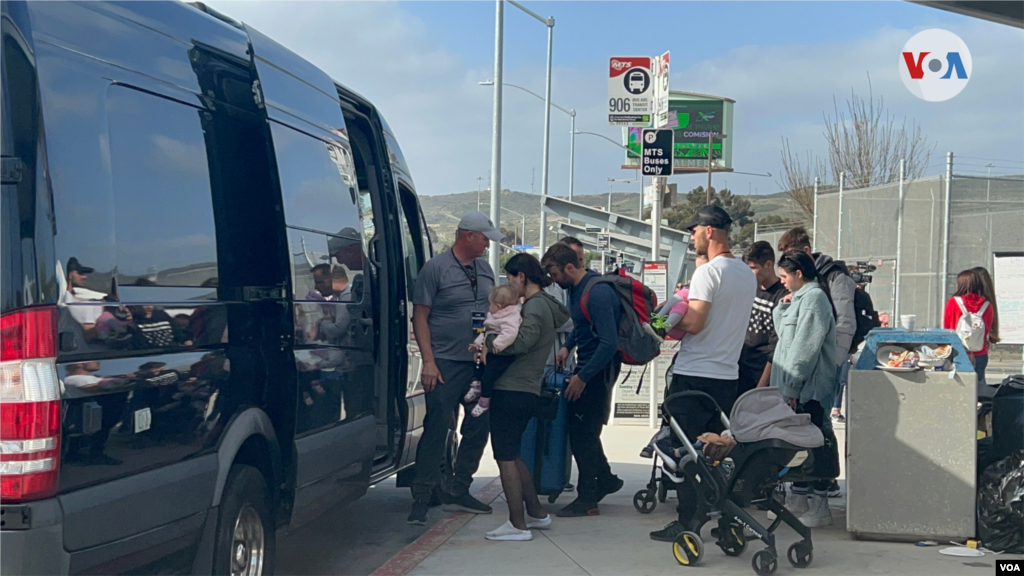 Un grupo familiar de ucranianos es recogido en Estados Unidos, a la salida de la Garita de El Chaparral. Los voluntarios ucranianos se encargan de transportar a estas personas a su llegada, que da fin a una larga travesía para entrar a territorio estadounidense.(Ped West- San Ysidro, Estados Unidos-Abril 11, 2022-Celia Mendoza)