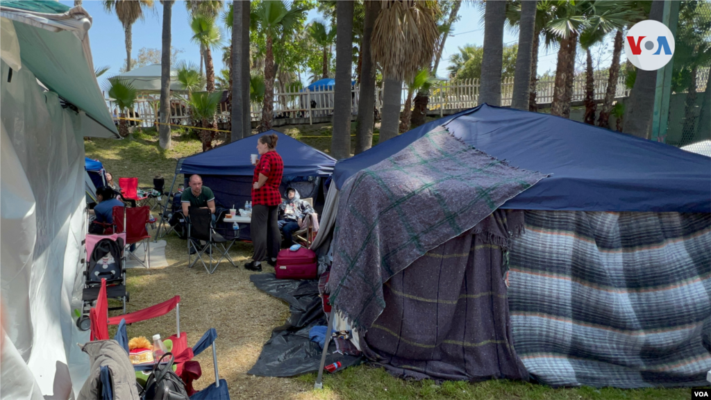 Estas fueron las carpas que instalaron los voluntarios ucranianos a metros de la garita de San Ysidro, un día antes que la ciudad de Tijuana llegara a un acuerdo con los voluntarios para desmantelar este campamento y consolidar la llegada de refugiados en la unidad deportiva Benito Juárez.(Tijuana, México-Abril 5, 2022-Celia Mendoza)