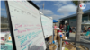 Refugiados ucranianos son recibidos por voluntarios tras cruzar la garita de El Chaparral. Ped West, como se le conoce a esta entrada en San Ysidro, California, ha sido habilitado como centro de coordinación para que las personas sean llevadas al aeropuerto y acogidas en San Diego, mientras esperan a sus familiares o deciden qué hacer.(Ped West- San Ysidro, Estados Unidos-Abril 11, 2022-Celia Mendoza)
