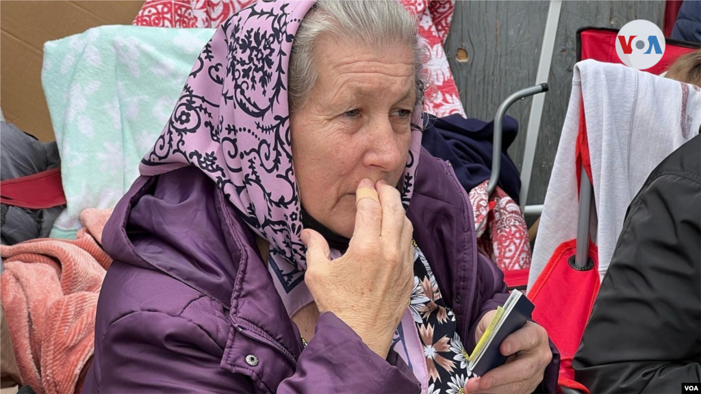 Una abuela ucraniana de 56 años espera sentada en la entrada de la garita de San Ysidro, en Tijuana, con sus dos hijas y nietas. Su destino final, tras dejar Ucrania y a sus hijos varones, es Springfield, Missouri, donde la esperan otras de sus hijas. (Tijuana, México-April 5, 2022-Celia Mendoza)
