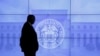 Un guardia de seguridad camina frente a una imagen de la Reserva Federal después de la reunión de política del Comité Federal de Mercado Abierto (FOMC) de dos días en Washington, el 16 de marzo de 2016.