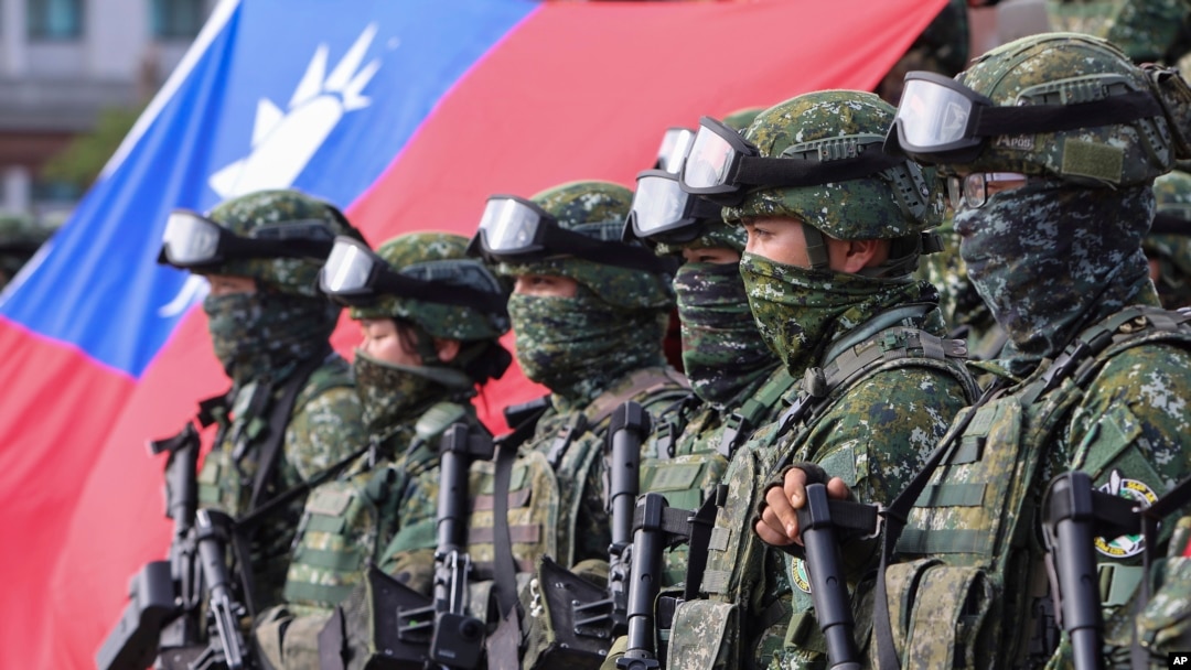 台灣士兵在高雄舉行抗擊中國軍隊入侵的軍演。（2023年1月11日）