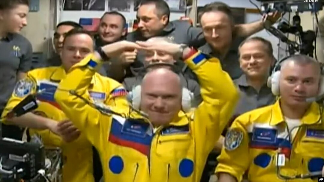 Ruski kosmonauti Oleg Atremiev (u sredini), Denis Matvev (desno) i Sergej Korsakov poziraju među drugim članovima ekspedicije na Međunarodnoj svemirskoj stanici ISS, 18. marta 2022.