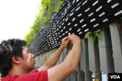 示威者將貼上10個反對國民教育簽名的巨型黑布，掛上香港特首辦公室外