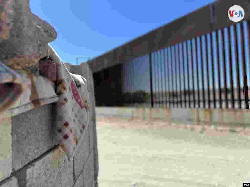 Una cobija en una de las paredes de una casa a medio construir en Anapra enmarca el horizonte a pasos del muro fronterizo que divide a México y Estados Unidos.