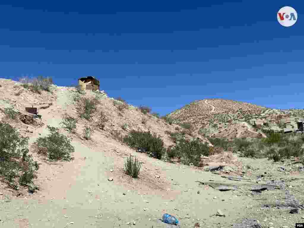 La zona montañosa que divide a México y Estados Unidos está a solo pasos de Anapra, una de las colonias más peligrosas de Ciudad Juárez, donde miembros del Cártel de la Línea quienes controlan esta plaza para el tráfico de narcóticos y las actividades de “coyotes”. La Guardia Nacional ha instalado puestos improvisados desde donde monitorean y detienen a migrantes que buscan cruzar de manera irregular a EEUU.