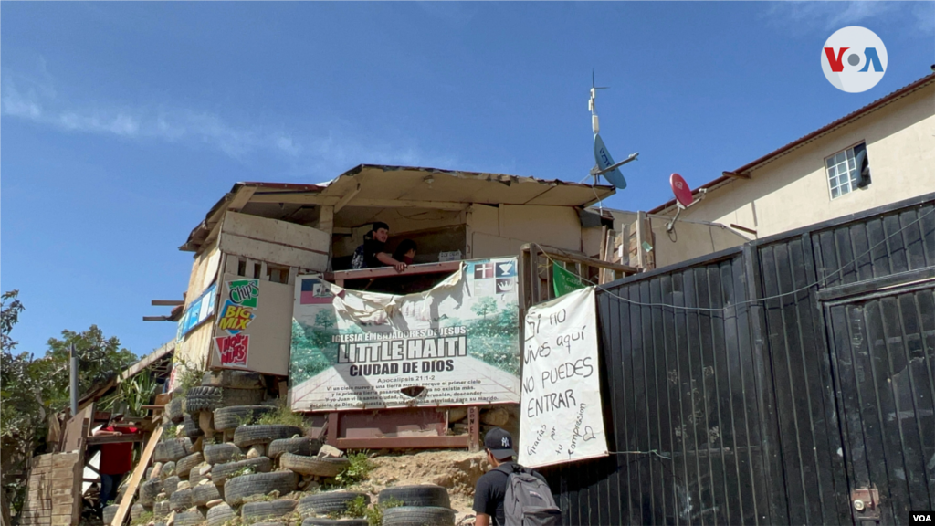 “Little Haiti”, una pancarta adorna la llegada al Cañón del Alacrán, en Tijuana, donde una iglesia local ha estado trabajando para ayudar a los migrantes que se han quedado estancados en la zona fronteriza, esperando que se elimine por completo el Título 42. Foto: Celia Mendoza, 9 de abril de 2022. Tijuana, México.
