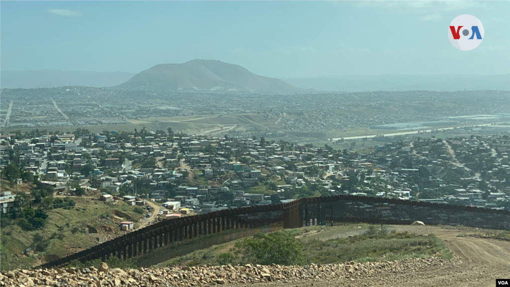 La barrera física entre México y Estados Unidos se impone a metros de la zona residencial de Tijuana, a la que han llegado miles de personas buscando refugio. Foto: Celia Mendoza, 11 de abril de 2022, frontera EEUU-México.