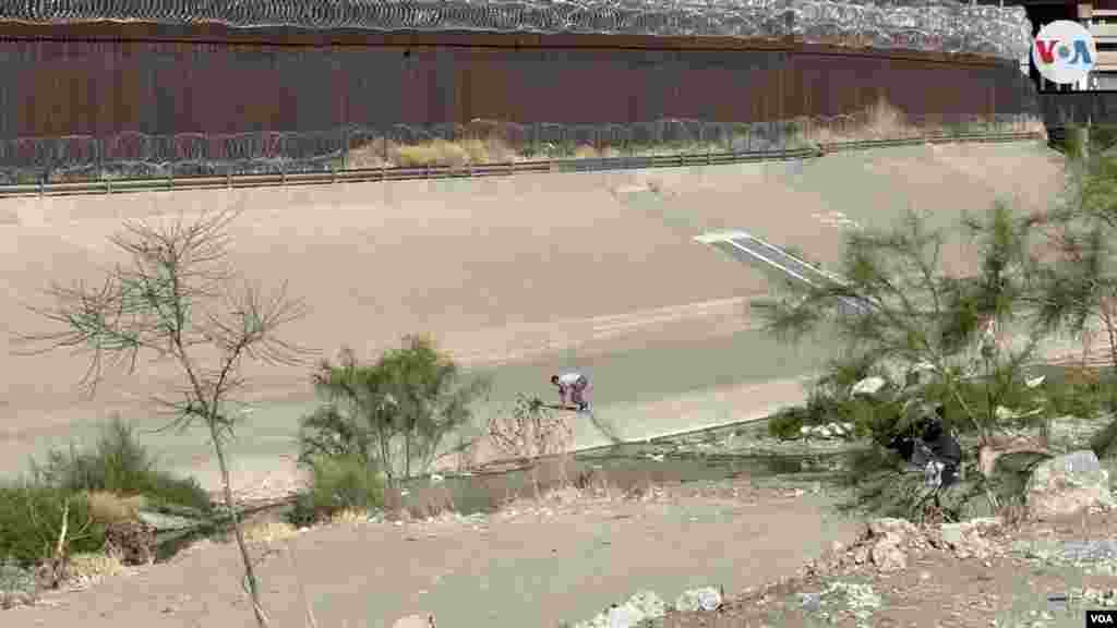 Una mujer con una bolsa en la mano corrió desde la zona urbana de Ciudad Juárez y logró evadir a la Guardia Nacional mexicana para entregarse a la patrulla fronteriza. La escena que se repite constantemente. 