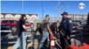 Agentes del Departamento de Seguridad Nacional revisan la documentación de las personas que diariamente cruzan de Ciudad Juárez, México, hacia El Paso, Texas. Este es un puerto de entrada también para aquellos que buscan asilo en Estados Unidos. [Foto: Celia Mendoza, mayo 17, 2022, Puente Internacional Paso del Norte, México]