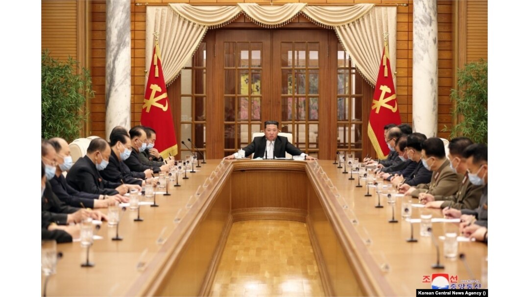 Sastanak severnokorejskog Politbiroa posvećen krizi sa kovidom 19, održan u maju 2022. (Korejska centralna novinska agencija)