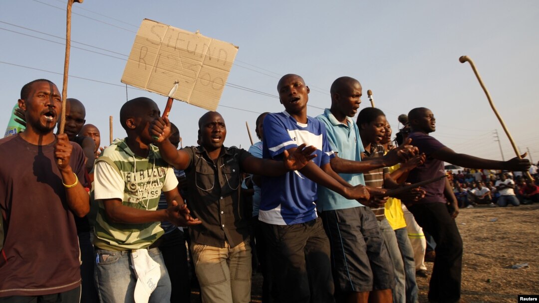 Mineiros grevistas na Mina de Marikana na África do Sul (Agosto 2012)