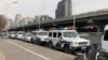 多辆警车沿路停靠在前一晚北京市民举行抗议严厉防疫封控的示威活动的亮马桥下 (2022年11月28日)
