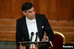 FILE - British Prime Minister Rishi Sunak delivers a speech during the annual Lord Mayor's Banquet at Guildhall, in London, Britain November 28, 2022. (REUTERS/Toby Melville)