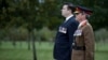Britanski ministar oružanih snaga Džejms Hepi (u civilnoj odeći) i general-major Džerald Stiklend, 7. oktobra 2021.