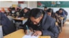 རྒྱ་གཞུང་ནས་བོད་ཕྲུག་གི་ཕ་མ་ཚོར་རྒྱ་ཡིག་རྒྱ་སྐད་སྦྱོང་དགོས་པའི་སློབ་གསོ།