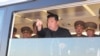 据朝鲜官方媒体朝中社2022年4月16日发布的这张未注明日期的照片，朝鲜领导人金正恩在观看新型战术制导武器的试射.