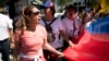Una manifestante en Venezuela, grita "elecciones ahora", durante una protesta en Caracas el lunes 23 de enero de 2017. 