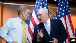 Los representantes Jim Jordan (izq) y Steve Scalise (der) conversan durante una conferencia de prensa en el Capitolio, en Washington, DC, el 8 de junio de 2022.