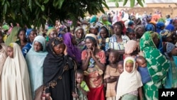 Refugees from Central Africa wait in Cameroonian Garoua Boulaï border town for foods and clothes delivering by humanitarian associations, April 25, 2014. (AFP PHOTO ALBERT MASIAS)