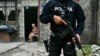 Una anciana mira a un policía ecuatoriano que participa en una operación conjunta de seguridad con las fuerzas armadas en Durán, Ecuador, el 24 de octubre de 2024. 