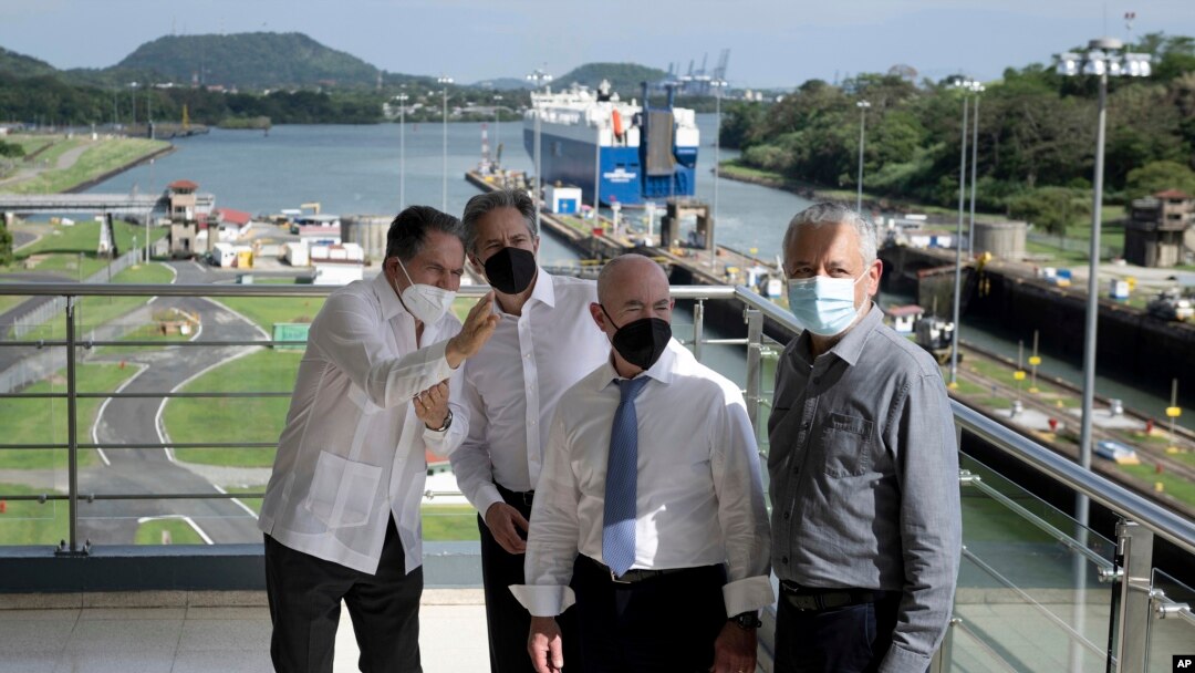 El ministro de Asuntos del Canal de Panamá, Aristides Royo, el secretario de Estado de EEUU, Antony Blinken, el secretario de Seguridad Nacional Alejandro Mayorkas, y el administrador de la Autoridad del Canal de Panamá, Ricaurte Vásquez.