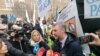 Zaposlenici javnog sektora u Kantonu Sarajevu protestuju ispred kantonalne Vlade