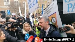 Zaposlenici javnog sektora u Kantonu Sarajevu protestuju ispred kantonalne Vlade