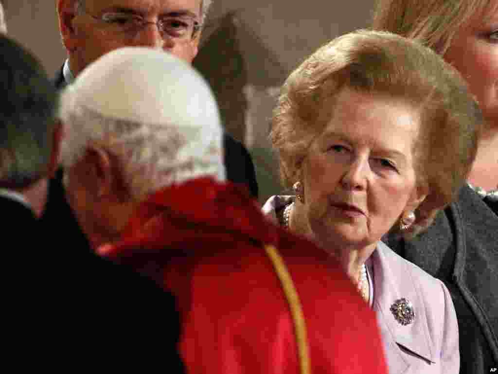 2010年9月17日,英国前首相撒切尔夫人在伦敦威斯敏斯特大厅等待迎接时任教宗本笃十六世。