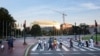 Migrantes cruzan Massachusetts Avenue hacia Union Station, cerca del Capitolio de EEUU, en Washington DC, después de completar un viaje en autobús desde Texas, el 30 de julio de 2022.