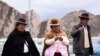 Adela Pérez y otros manifestantes bloquean el camino mientras exigen la renuncia de la presidenta de Perú, Dina Boluarte, en la frontera entre Perú y Bolivia, en Desaguadero, Perú, 26 de enero de 2023. 