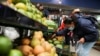Una mujer compra en la plaza del mercado de Paloquemao, en medio de una inflación que alcanza las cifras más altas en años, en Bogotá, Colombia, el 7 de octubre de 2022.