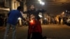 Figuras que representan al presidente Nicolás Maduro y a la jefa del Consejo Electoral, Tibisay Lucena, fueron quemadas durante la "Quema del Año Viejo" el 1 de enero.