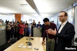 Stephen J. Adler, jefe de redacción de Reuters, se dirige a la sala de redacción después de que Reuters recibió dos Premios Pulitzer por sus reportajes internacionales y fotografía de noticias de última hora, en la ciudad de Nueva York, Estados Unidos, 15 de abril de 2019.