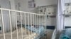Uno de los niños rescatados en la selva colombiana se recupera en una cama del hospital militar central en Bogotá el 10 de junio de 2023.