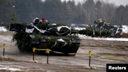 Tenke Leopard poljske vojske i tenkovi američke vojske M1 Abrams na vježbi američkih i poljskih trupa u Zaganu, Poljska, 30. januara 2017.