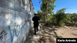 La Policía y el Ejército de El Salvador recorren a diario los pasajes del barrio La Campanera, en El Salvador. [Fotografía Karla Arévalo / VOA]