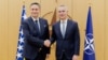 Predsjedavajući Predsjedništva BiH Denis Bećirović (L) i generalni sekretar NATO saveza Jens Stoltenberg 16. januar 2023.