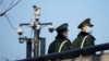 中国武警士兵在上海街头的监控摄像头下执勤。（2022年1月20日）