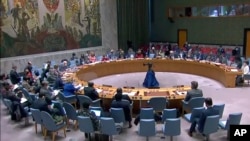 资料照片：联合国安理会在联合国总部的一次会议上听取评论。(2022年3月11日)