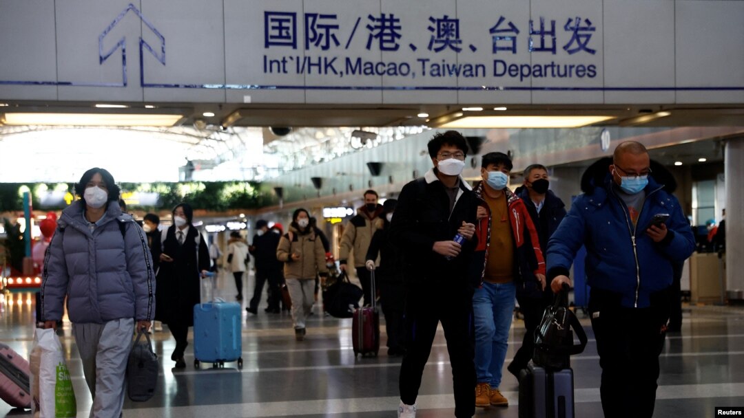 北京國際機場內的旅客形色匆匆。（2022年12月27日）