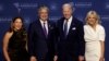 El presidente de Estados Unidos, Joe Biden, y la primera dama, Jill Biden, posan con el presidente de Ecuador, Guillermo Lasso, y la primera dama, María de Lourdes Alcivar, durante la Cumbre de las Américas, en Los Ángeles, California, EEUU, el 8 de junio de 2022.