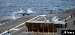 資料照片：F/A-18F超級大黃蜂戰鬥機從在南中國海航行的里根號航母甲板起飛。(2022年7月13日)