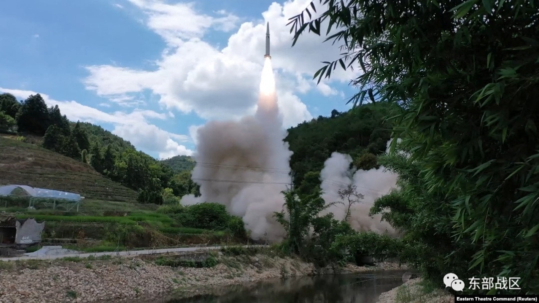 中國軍隊東部戰區發布照片顯示，中國針對台灣東部海域進行常規導彈實彈發射演習。（2022年8月4日）