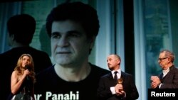 Президент Берлинале Даррен Аронофски принимает награду за лучший фильм "Таксист" от имени иранского режиссера Джафара Панахи, которому власти не позволили выехать из Ирана. 14 февралая 2015.