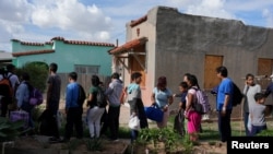 Migrantes venezolanos hacen fila para abordar un autobús a Nueva York en el Centro de los Trabajadores Agrícolas Fronterizos en El Paso, Texas, EEUU, el 2 de septiembre de 2022.