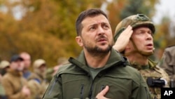 El presidente de Ucrania, Volodymyr Zelenskyy tras la toma de la localidad de Izium, en la región de Járkov, en septiembre de 2022.