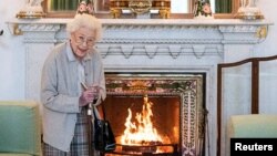 មហាក្សត្រិយានី Elizabeth II នៃចក្រភពអង់គ្លេសរង់ចាំទទួលការចូលគាល់របស់លោកស្រី Liz Truss ដែលត្រូវក្លាយជានាយករដ្ឋមន្ត្រីអង់គ្លេសថ្មី នៅប្រាសាទ Balmoral Castle នៅប្រទេសស្កុតលែនរបស់ចក្រភពអង់គ្លេស កាលពីថ្ងៃទី៦ ខែកញ្ញា ឆ្នាំ ២០២២។